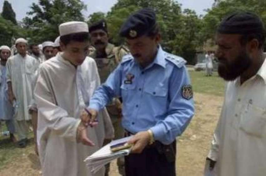 اسلام آباد،لال مسجد کا ایک طالبعلم ہتھیار ڈالنے کے بعد حکومت ..