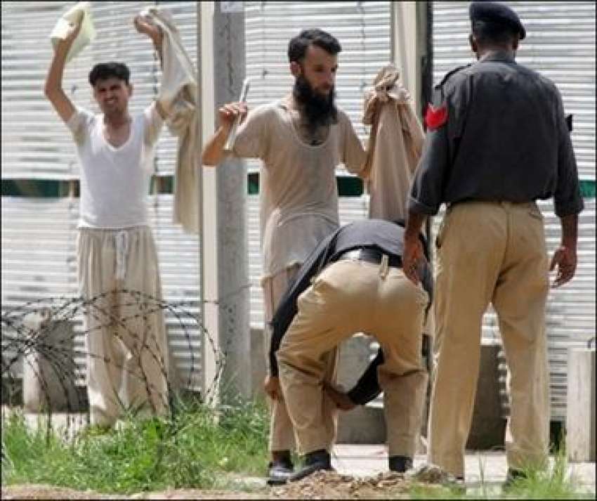 اسلام آباد، لال مسجد سے سرنڈر کرنے والے نوجوانوں کی قمیضیں ..