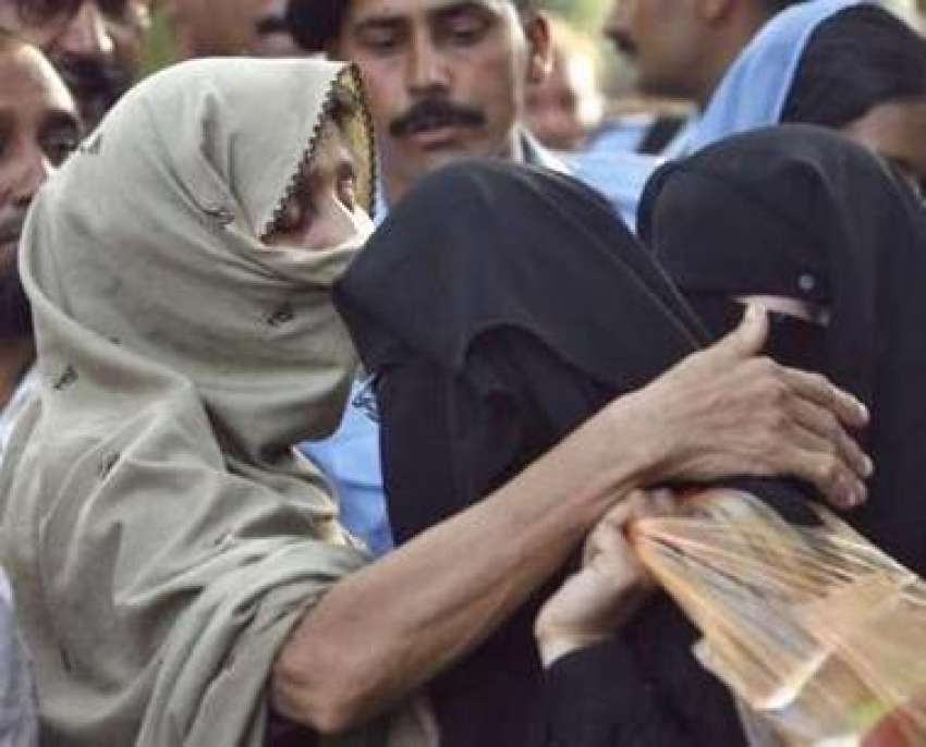 اسلام آباد، لال مسجد سے سرنڈر کرنے والی ایک لڑکی کی والدہ ..
