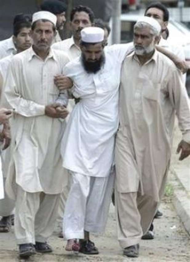 اسلام آباد، اپنی بیٹی کو لال مسجد سے باہر لیکر آنے کی کوشش ..