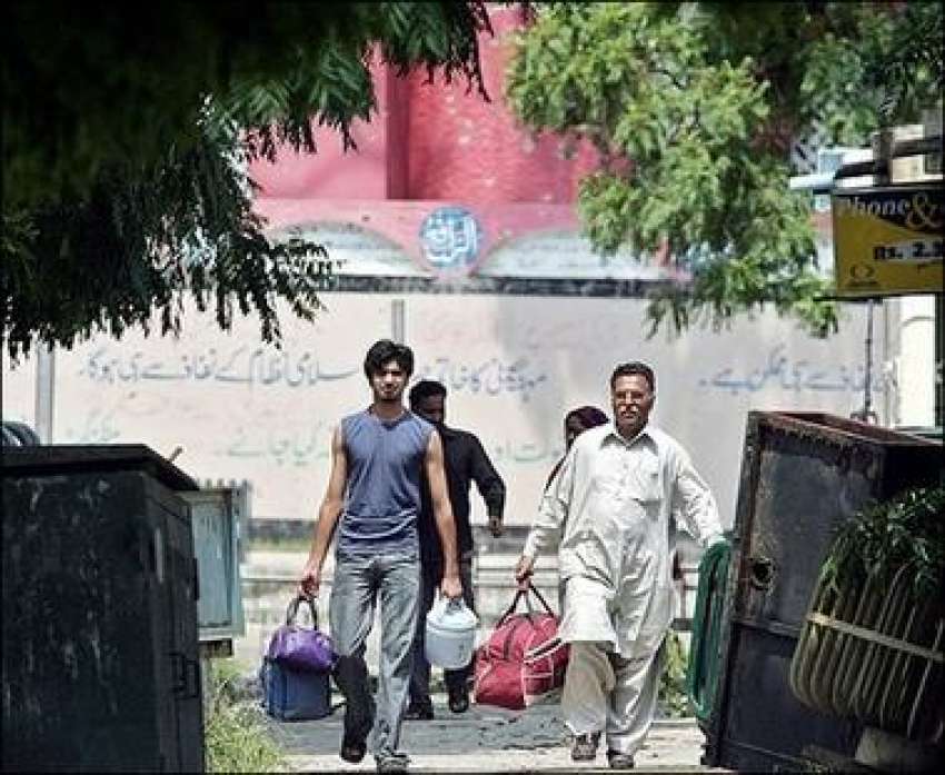 اسلام آباد،لال مسجد کے سامنے رہنے والے رہائشی اپنے مکانوں ..