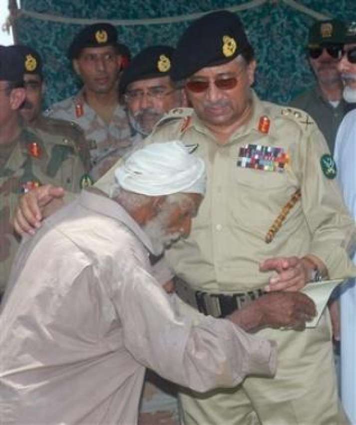 تربت،صدر جنرل مشرف سیلاب سے متاثرہ ایک بزرگ کو امدادی چیک ..