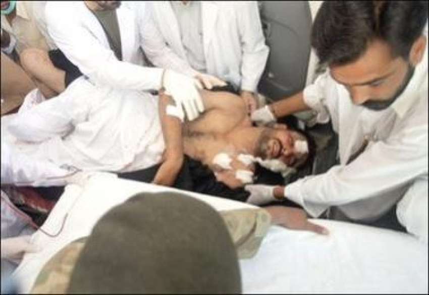 اسلام آباد، ایک زخمی فوجی کمانڈو کو ہسپتال میں طبی امداد ..