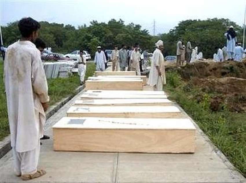 اسلام آباد، لال مسجد آپریشن میں جاں بحق ہونے والوں کی میتیں ..