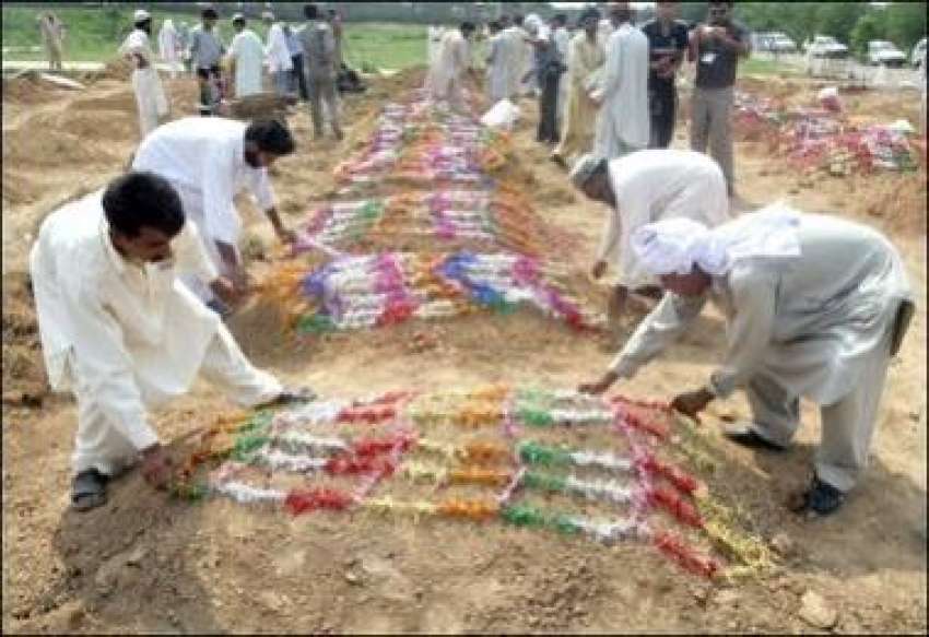 اسلام آباد، لال مسجد میں ہلاک ہونے والوں کی قبروں پر لاپتہ ..