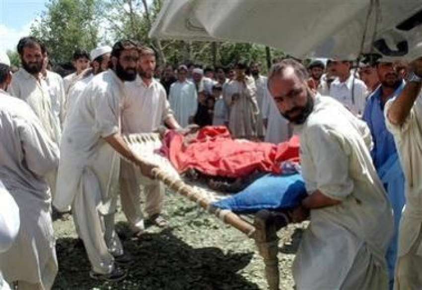 سوات، مقامی لوگ خود کش حملے میں جاں بحق ہونے والے فوجیوں ..