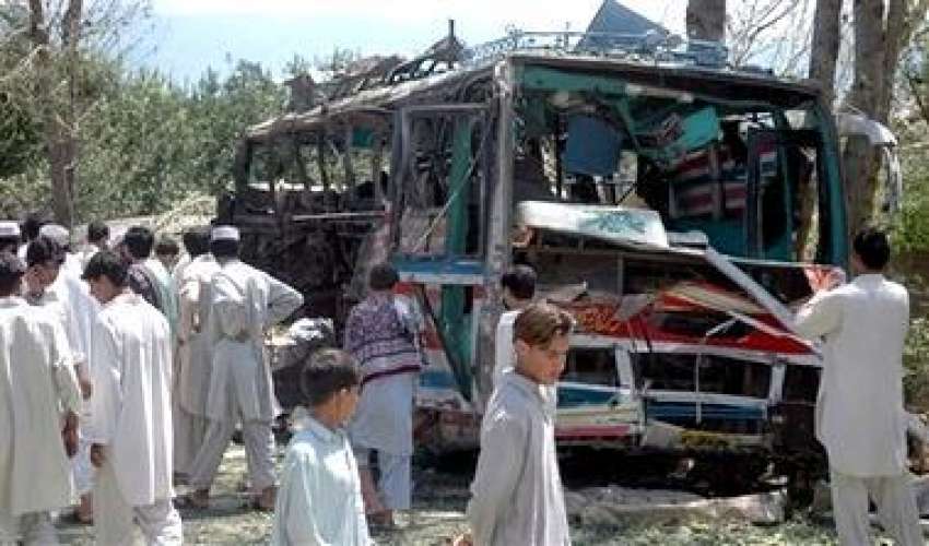 سوات، مقامی لوگ خود کش حملے میں تباہ ہونے والی بس کو دیکھ ..