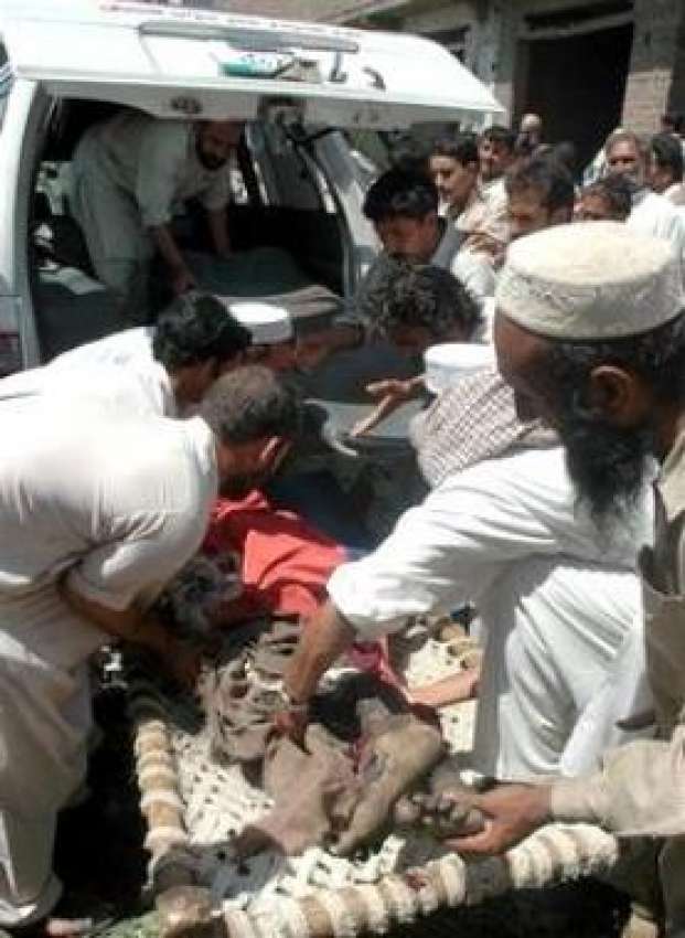سوات، امدادی کارکن خودکش حملے میں زخمی ہونے والے فوجی اہلکاروں ..