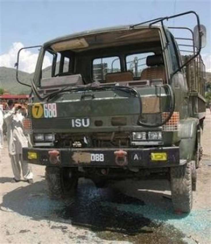 سوات، خود کش حملے میں تباہ ہونے والے فوجی ٹرک کی تباہی کا ..
