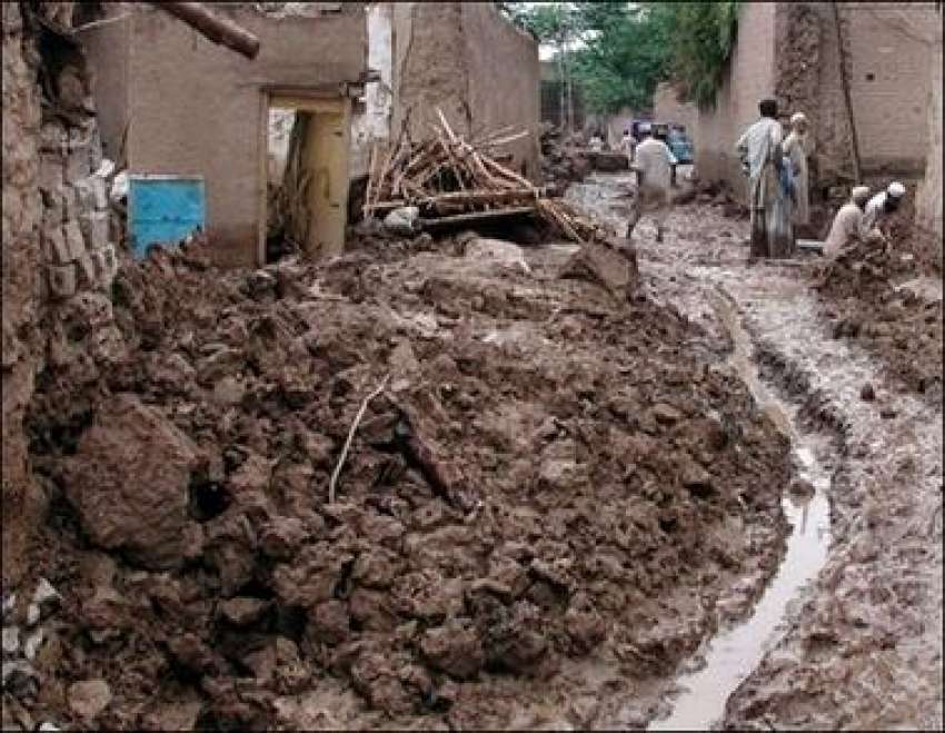 پشاور،شدید بارش سے ایک گھر مٹی کا ڈھیر بناہوا ہے۔