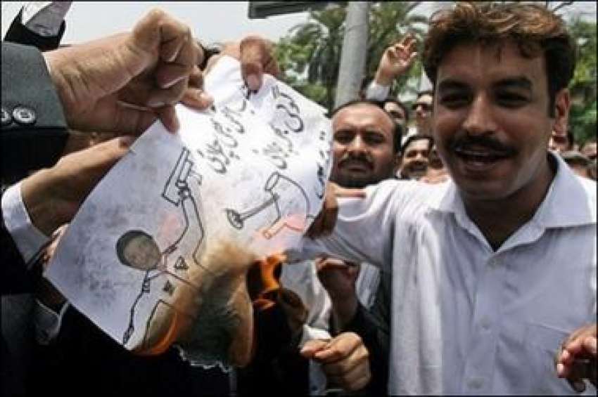 لاہور،وکلا احتجاجی مظاہرے میں صدر مشرف کی تصویر جلا رہے ..