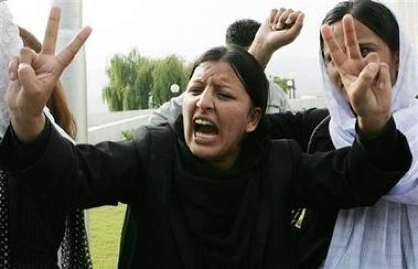 اسلام آباد،خواتین وکلا چیف جسٹس کو بحال کئے جانے کے فیصلے ..