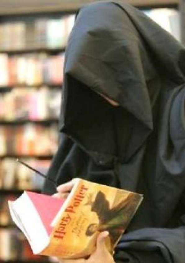 منیلا، ایک برقعہ پوش نوجوان خاتون ہیری پوٹر کی آخری کتاب ..