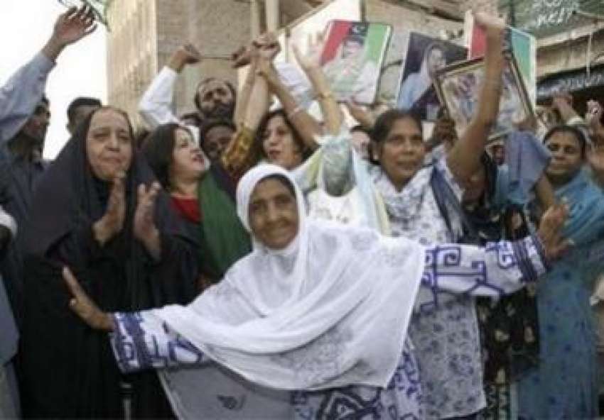 کراچی،پیپلز پارٹی کی خواتین کارکن بے نظیر کے ستمبر میں وطن ..