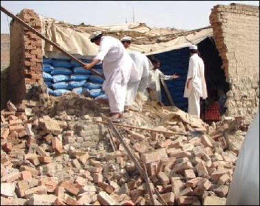 میرانشاہ، مقامی لوگ بم دھماکے میں تباہ ہونے والی پولیس چوکی ..