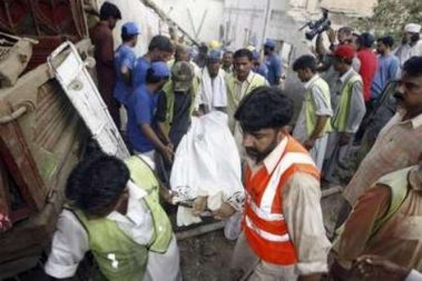 کراچی،امدادی اہلکارتولیہ کی فیکٹری میں‌بوائیلر کے پھٹنے ..