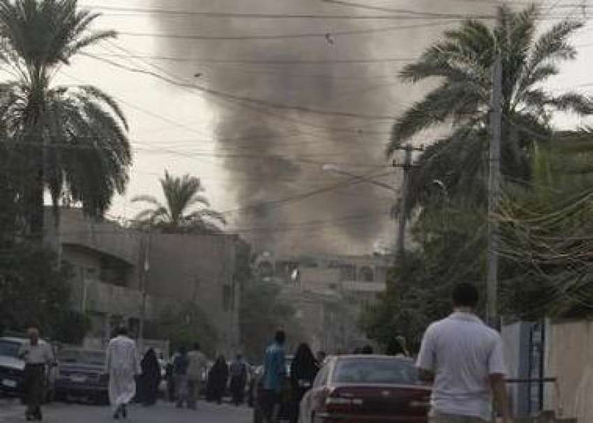 بغداد،خودکش کار بم دھماکے کے بعد دھویں کے بادل اٹھ رہے ہیں۔