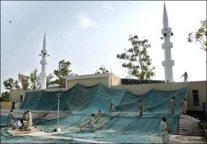 اسلام آباد، لال مسجد میں نماز جمعہ کی تیاریوں کے سلسلے میں ..