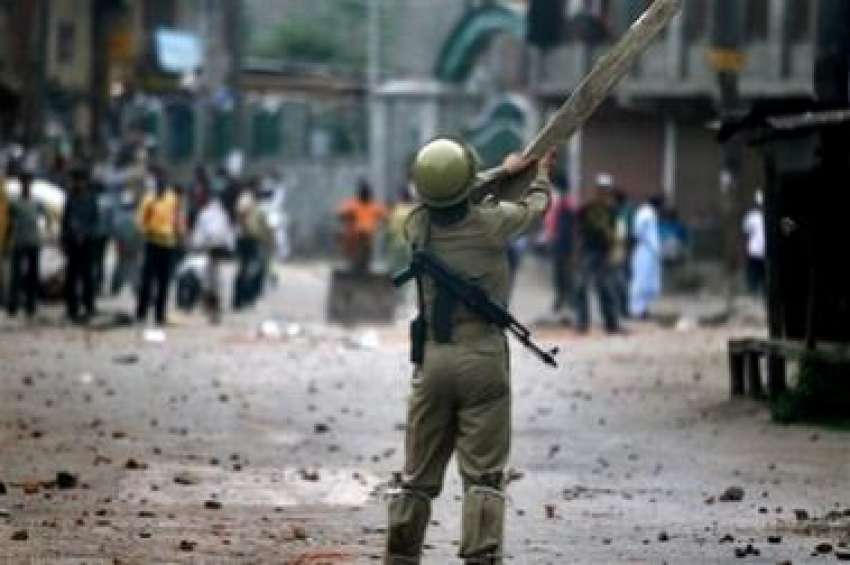 سرینگر،بھارتی پولیس اہلکار احتجاجی مظاہرین کے پتھراؤ کرنے ..