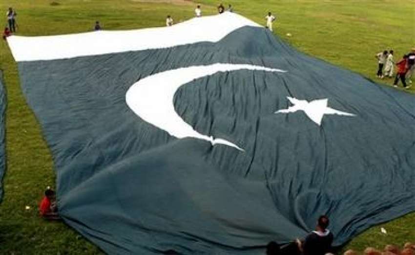 لاہور،شہری جش آزادی کے لئے بنائے گئے طویل قومی پرچم کو دیکھ ..