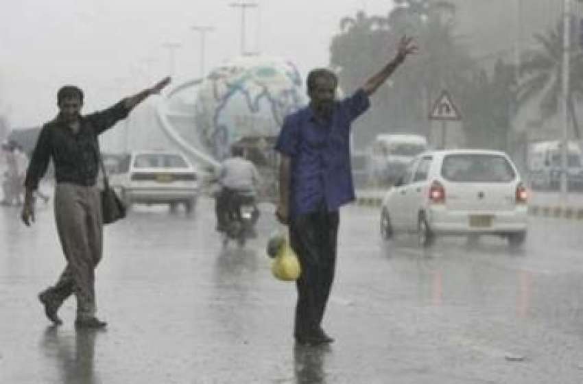 کراچی،شدید بارش میں شہری ٹرانسپورٹ کے منتظر ہیں۔