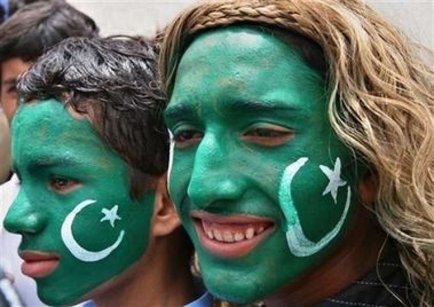 کراچی،ملک کے60ویں یوم آزادی کے موقع پر نوجوان نے اپنے چہروں‌پر ..