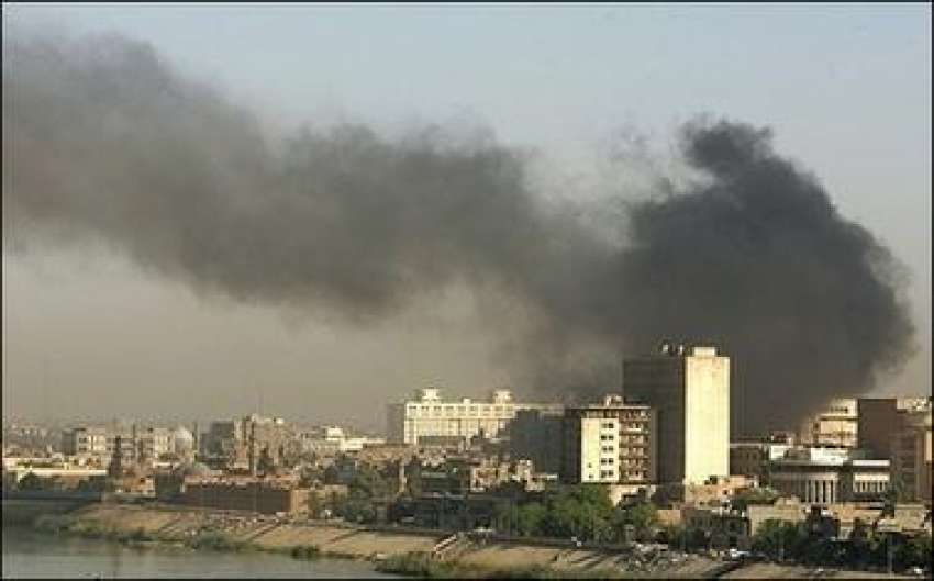 بغداد، خود کش بم دھماکےکے بعد بلڈنگ سے دھوئیں کے بادل اٹھ ..