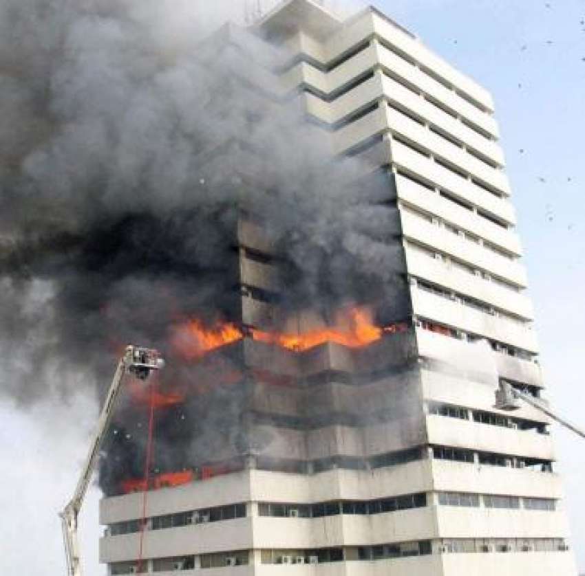 کراچی،پی این سی کی بلڈنگ  میں آتشزدگی کے بعدفائر بریگیڈ ..