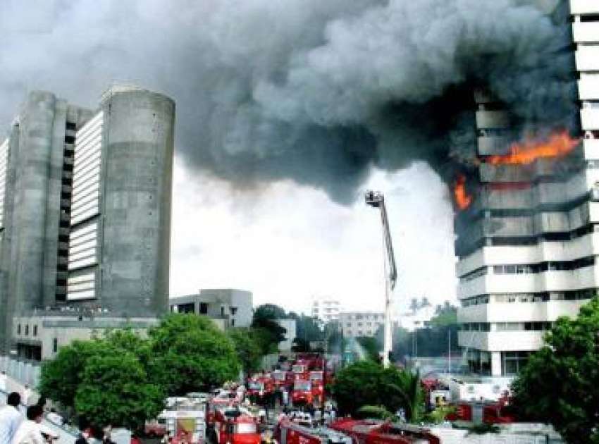 کراچی،پی این سی کی بلڈنگ میں آتشزدگی کے بعد آگ کے شعلے بلند ..