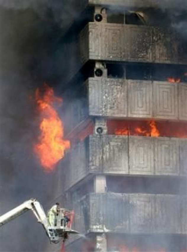 کراچی،فائربریگیڈکاعملہ پی این ایس سی کی بلڈنگ میں‌لگی ..