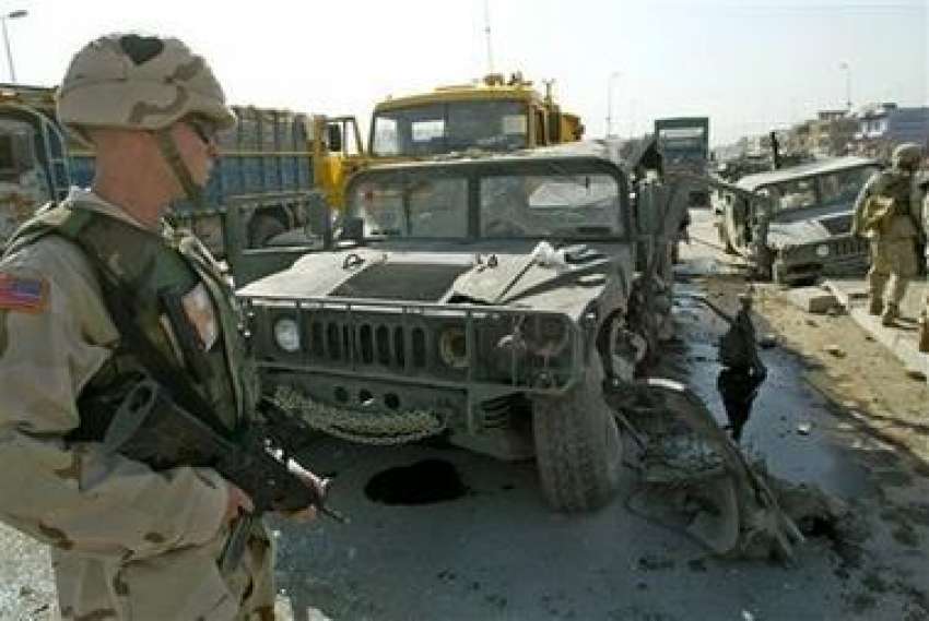 موصل۔ امریکی فوجی بم دھماکے میں تباہ ہونے والی فوجی گاڑی ..