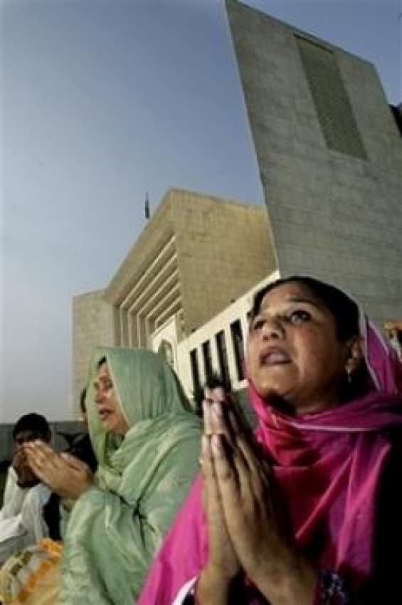 اسلام آباد،پاکستان مسلم لیگ ن کی خواتین کارکن سپریم کورٹ ..