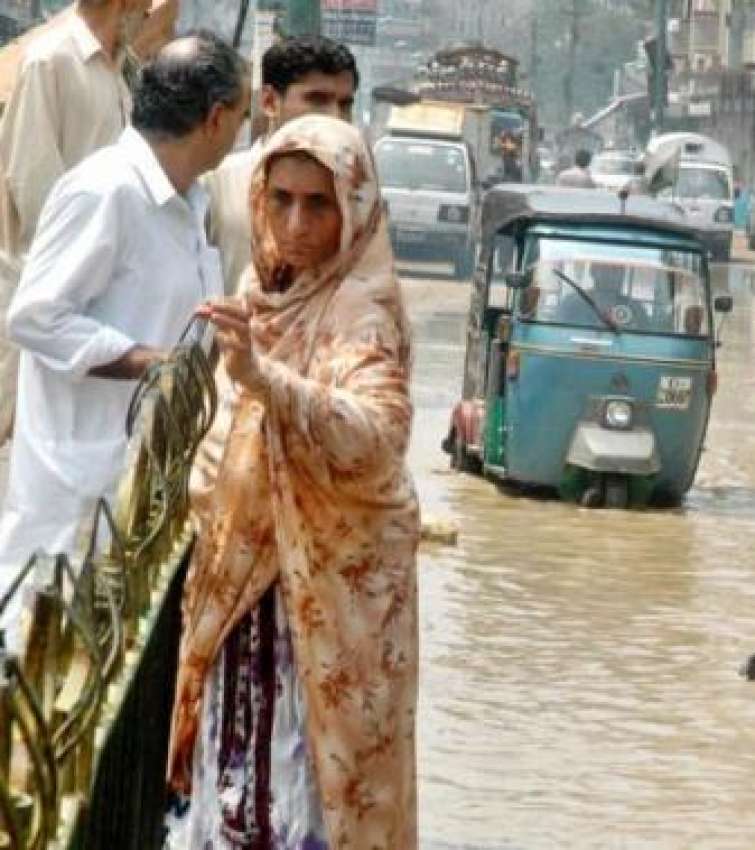 کراچی، سڑکوں پر کھڑے پانی نے شہریوں نے زندگی مشکل میں ڈال ..
