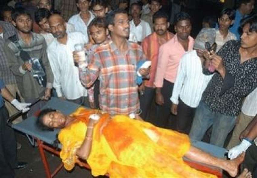 حیدرآباد،مقامی رضاکار بم دھماکے میں زخمی ہونیوالی ایک خاتون ..