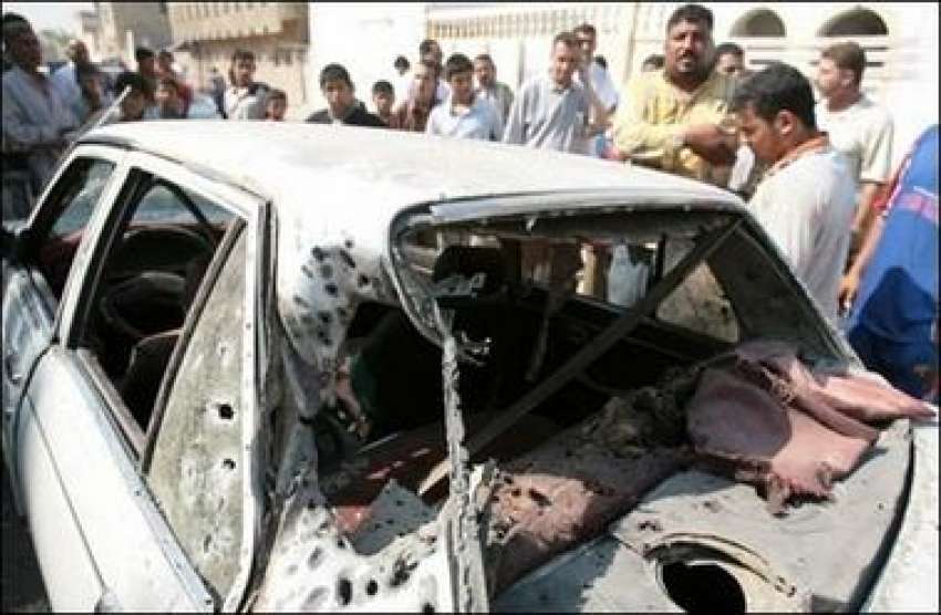بغداد،خود کش بم دھماکے کے بعد عراقی شہری تباہ شدہ گاڑی کو ..