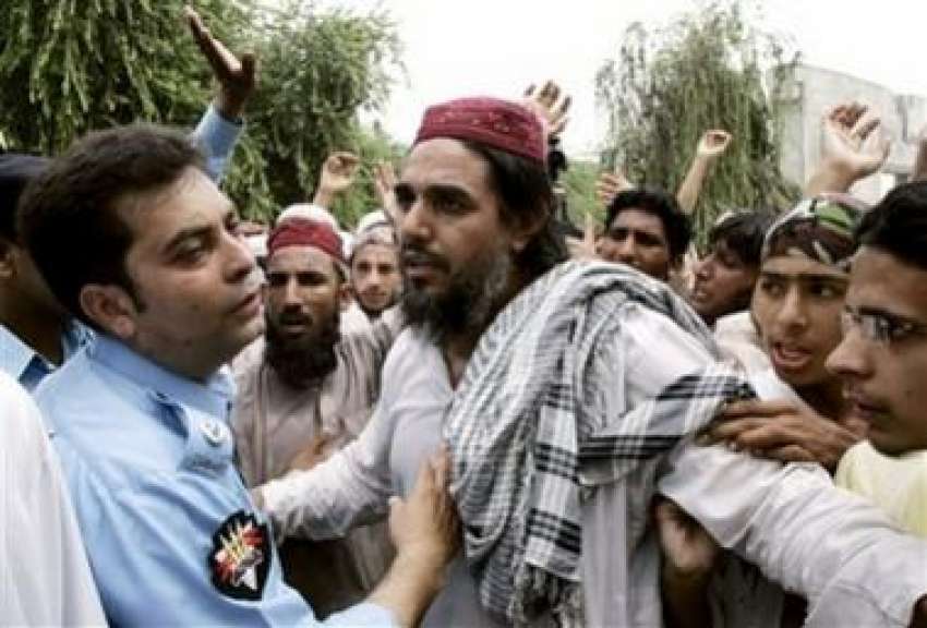 اسلام آباد،پولیس اہلکار ایک شخص کو لال مسجد میں جانےسےروک ..
