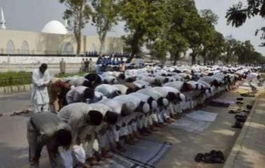 اسلام آباد،مقامی مکین و طلبا لال مسجد کے باہر نماز جمعہ ..