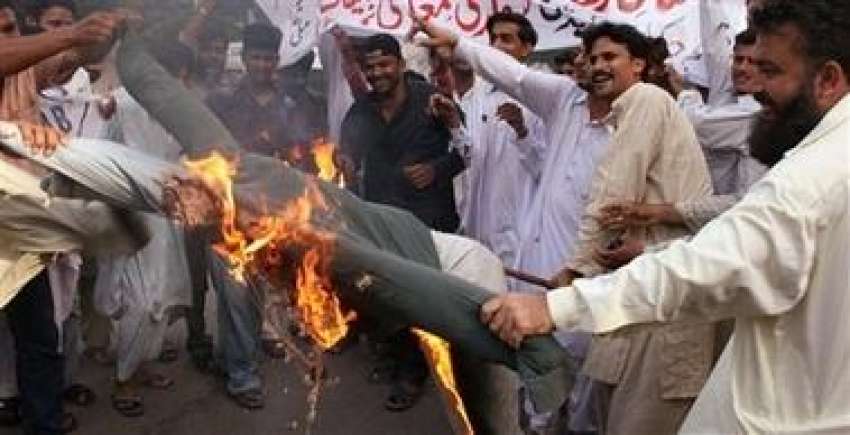 کراچی،پاکستانی مظاہرین سویڈیش وزیراعظم کا پتلا نظر آتش ..