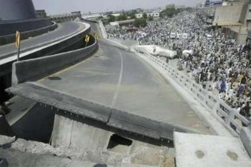 کراچی،ناردرن بائی پاس پل کا ایک حصہ گرا ہوا ہے جبکہ ملبہ ..