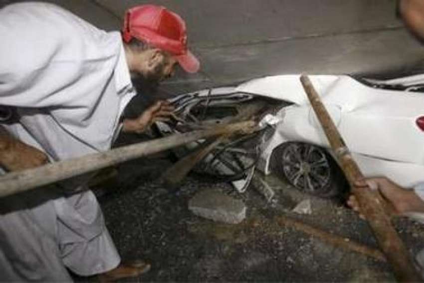کراچی،ناردرن بائی پاس پل کا ایک حصہ منہدم ہونے کے بعد امدادی ..