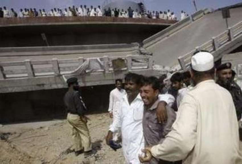 کراچی،شیرشاہ پل کے ملبے تلے افرادکو اہلخانہ رو رہے ہیں،ابھی ..