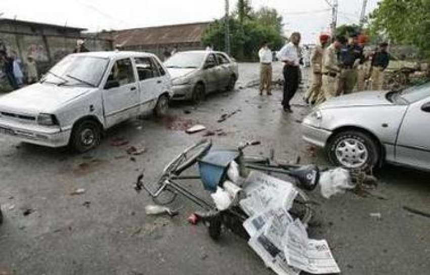 راولپنڈی،2بم دھماکوں‌میں سے ایک کی جائےوقوعہ پر ایک اخبار ..
