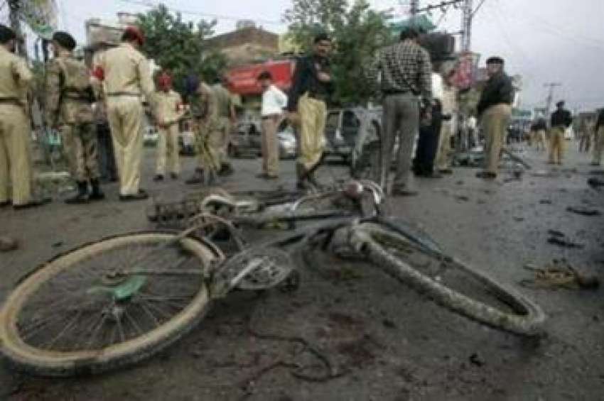 راولپنڈی،بم دھماکے میں تباہ ہونیوالی سائیکل کے قریب سیکورٹی ..