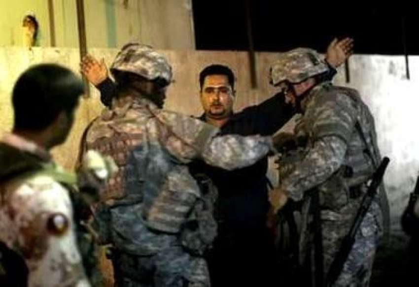 بغداد، امریکی فوجی رات کو گشت کے دوران مقامی عراقی نوجوانوں ..