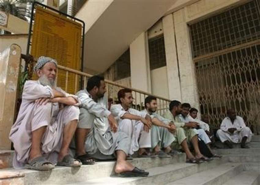 کراچی،وکلا کی ہڑتال کی وجہ سے شہری سٹی کورٹ کے باہر بیٹھے ..