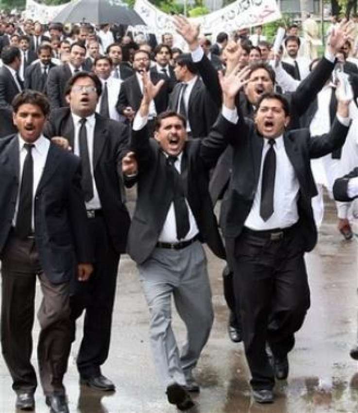 لاہور،وکلا صدرمشرف کے دوبارہ وردی میں انتخاب کیخلاف احتجاج ..