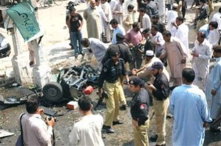 پشاور، پولیس اہلکار بم دھماکے سے تباہ ہونے والی گاڑی کو ..