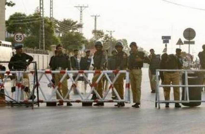 اسلام آباد،پولیس  اہلکار ائیرپورٹ کی طرف جانیوالے راستے ..