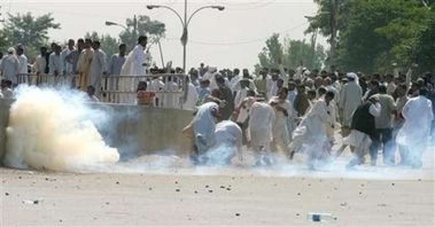 راولپنڈی،مسلم لیگ ن کے اہلکار پولیس کی جانب سے آنسو گیس ..