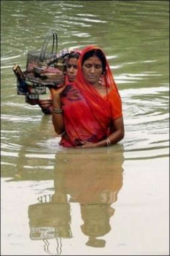 ڈھاکہ، بنگلہ دیش میں شدید سیلاب کے بعد مقامی لوگ شدید مشکلات ..